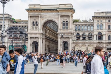 Milan, İtalya - 05.14.2024: Piazza del Duomo 'dan Galleria Vittorio Emanuele II' ye giriş Milano 'da önemli bir ilgi odağı