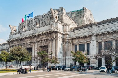 Milan, İtalya - 05.14.2024: Milano Stazione Centrale 'in cephesi Milano kentindeki ana tren istasyonu