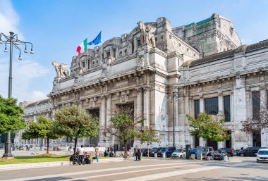 Milan, İtalya - 05.14.2024: Milano Stazione Centrale 'in cephesi Milano kentindeki ana tren istasyonu