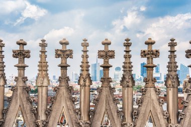 Milan Katedrali 'nin Gotik Pinnacles' i modern Skyline Gotik Pinnacles of Milan Katedrali 'ne bakıyor. Tarihsel ve çağdaş mimarinin eşsiz bir karışımı. Eşsiz bir karışımın birleşimi o