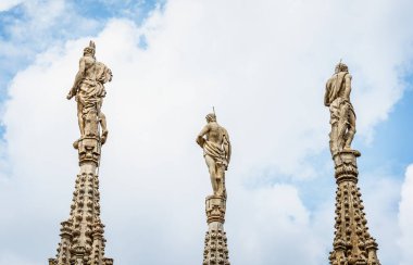 İtalya 'daki Milan Katedrali' nin (Duomo di Milano) çatısını süsleyen gotik kule ve heykellerin manzarası.