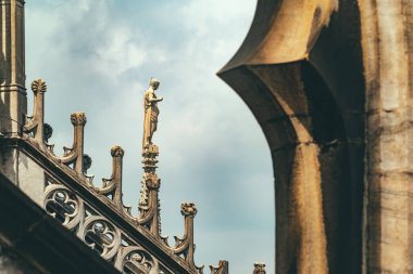 İtalya 'daki Milan Katedrali' nin (Duomo di Milano) çatısını süsleyen gotik kule ve heykellerin manzarası.