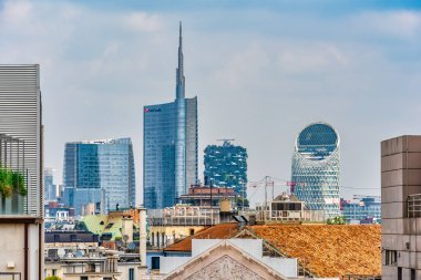 Milan, İtalya - 05.14.2024: İkonik Unicredit Kulesi Porta Nuova bölgesindeki diğer gösterişli gökdelenler arasında yer alıyor. Modern Milan Skyline.