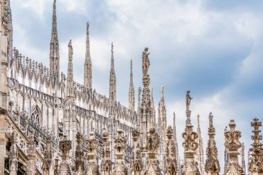 İtalya 'daki Milan Katedrali' nin (Duomo di Milano) çatısını süsleyen gotik kule ve heykellerin manzarası.