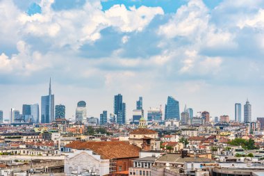 Porta Nuova bölgesinde Çatı Terasları ve Gökdelenleri olan modern Milan Skyline. İtalya 'daki Milan Katedrali' nin (Duomo di Milano) çatısından görüntü.