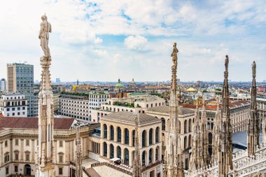 İtalya 'daki Milan Katedrali' nin (Duomo di Milano) çatısını süsleyen gotik kule ve heykellerin manzarası.