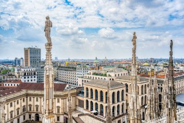 İtalya 'daki Milan Katedrali' nin (Duomo di Milano) çatısını süsleyen gotik kule ve heykellerin manzarası.