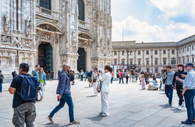 Milan, İtalya - 05.14.2024: Piazza del Duomo 'daki Milan Katedrali' nin (Duomo di Milano) önünde canlı bir turist kalabalığı toplandı.