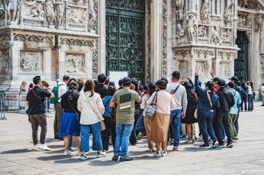 Milan, İtalya - 05.14.2024: Piazza del Duomo 'daki Milan Katedrali' nin (Duomo di Milano) önünde canlı bir turist kalabalığı toplandı.