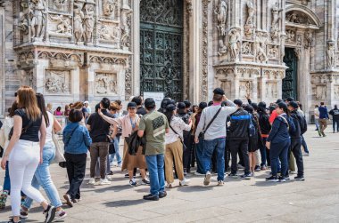 Milan, İtalya - 05.14.2024: Piazza del Duomo 'daki Milan Katedrali' nin (Duomo di Milano) önünde canlı bir turist kalabalığı toplandı.