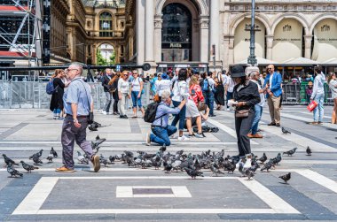 Milan, İtalya - 05.14.2024: Piazza del Duomo 'daki Milan Katedrali' nin (Duomo di Milano) önünde canlı bir turist kalabalığı toplandı.