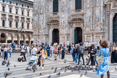 Milan, İtalya - 05.14.2024: Piazza del Duomo 'daki Milan Katedrali' nin (Duomo di Milano) önünde canlı bir turist kalabalığı toplandı.