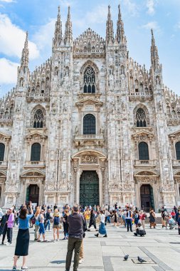 Milan, İtalya - 05.14.2024: Turist ve yerel halk ikonik Duomo di Milano (Milan Katedrali) önünde coşkulu bir öğleden sonra geçiriyor).