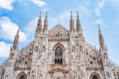 Milano Katedrali ya da Milano şehrinin başlıca ilgi odağı olan Duomo di Milano 'nun dış görünüşüne sahip mimari gotik bir detay..