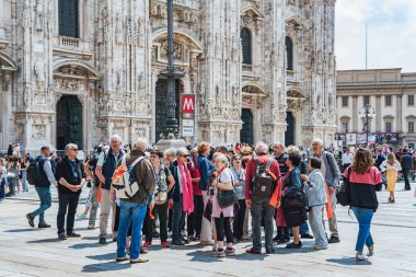 Milan, İtalya - 05.14.2024: Piazza del Duomo 'daki Milan Katedrali' nin (Duomo di Milano) önünde canlı bir turist kalabalığı toplandı.