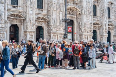Milan, İtalya - 05.14.2024: Piazza del Duomo 'daki Milan Katedrali' nin (Duomo di Milano) önünde canlı bir turist kalabalığı toplandı.