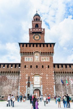 Milan, İtalya - 05.14.2024: Milano 'daki tarihi Sforza Kalesi (Castello Sforzesco) önünde turist kalabalığı