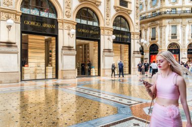 Milan, İtalya - 05.14.2024: Giorgio Armani mağazası Milano 'daki zengin Galleria Vittorio Emanuele II,