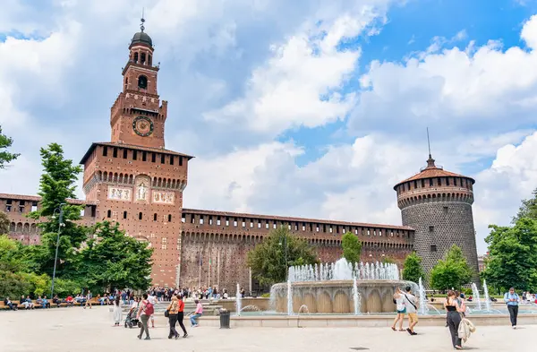 Milan, İtalya - 05.14.2024: Milano 'daki tarihi Sforza Kalesi' nin (Castello Sforzesco) önünde insanlar toplanıp çeşmenin etrafında dinleniyorlar