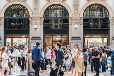 Milan, İtalya - 05.14.2024: Milano 'daki zengin Galleria Vittorio Emanuele II' de ikonik Prada mağazaları,