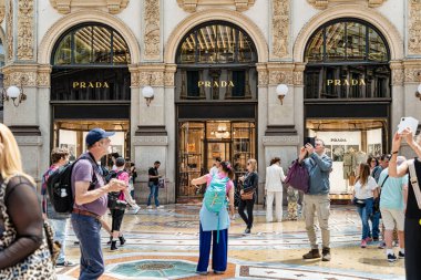 Milan, İtalya - 05.14.2024: Milano 'daki zengin Galleria Vittorio Emanuele II' de ikonik Prada mağazaları,