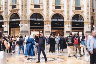 Milan, İtalya - 05.14.2024: Milano 'daki zengin Galleria Vittorio Emanuele II' de ikonik Prada ve Giorgio Armani mağazaları,