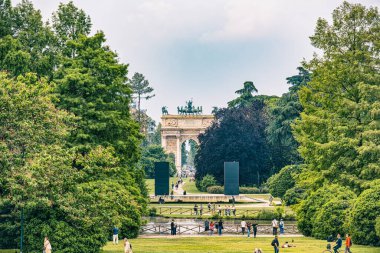 Milan, İtalya - 05.14.2024: Arco della Pace ile Parco Sempione 'nin keyfini çıkaran ziyaretçiler