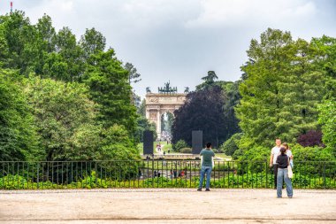Milan, İtalya - 05.14.2024: Arco della Pace ile Parco Sempione 'nin keyfini çıkaran ziyaretçiler
