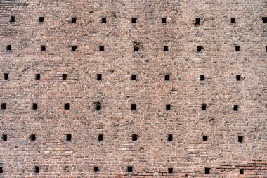 İtalya 'nın Milano kentindeki tarihi Sforza Şatosu' nun (Castello Sforzesco) ortaçağ tuğla duvar kısmıyla yakın çekim. Tuğla duvar arkaplan dokusu.