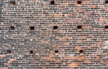 İtalya 'nın Milano kentindeki tarihi Sforza Şatosu' nun (Castello Sforzesco) ortaçağ tuğla duvar kısmıyla yakın çekim. Tuğla duvar arkaplan dokusu.