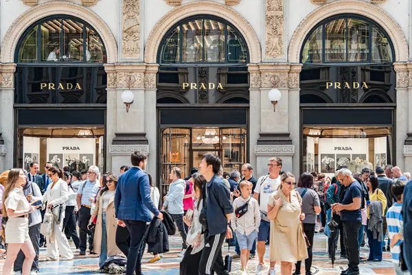 Milan, İtalya - 05.14.2024: Milano 'daki zengin Galleria Vittorio Emanuele II' de ikonik Prada mağazaları,