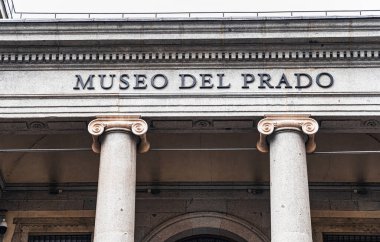 İspanya 'daki Madrid Müzesi del Prado' nun klasik sütunlarının üzerindeki ana portico 'nun kapatılması