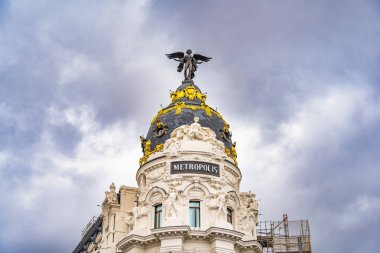 Madrid, İspanya - 03.10.2025: Bulutlu bir günde ünlü Metropolis Binası