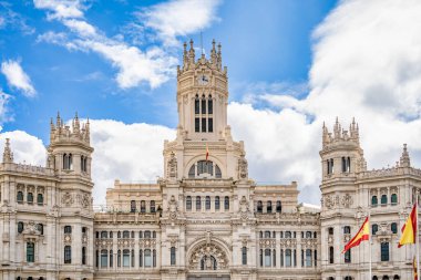 Madrid 'in merkezindeki Cybele Sarayı (Palacio de Cibeles) cephesine yakın durun..