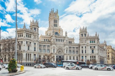 Madrid, İspanya - 03.10.2025: Retiro ilçesine bağlı Cybele Sarayı (Palacio de Cibeles) ile cephe manzarası.