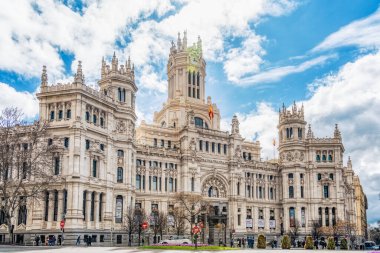 Madrid, İspanya - 03.10.2025: Retiro ilçesine bağlı Cybele Sarayı (Palacio de Cibeles) ile cephe manzarası.