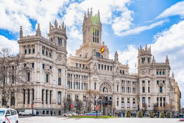 Madrid, İspanya - 03.10.2025: Retiro ilçesine bağlı Cybele Sarayı (Palacio de Cibeles) ile cephe manzarası.