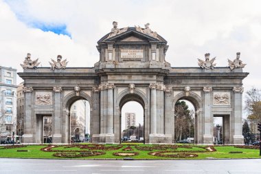 Madrid, İspanya - 03.10.2025: Plaza de la Independencia 'daki Puerta de Alcala Neoklasik Zafer Kapısı