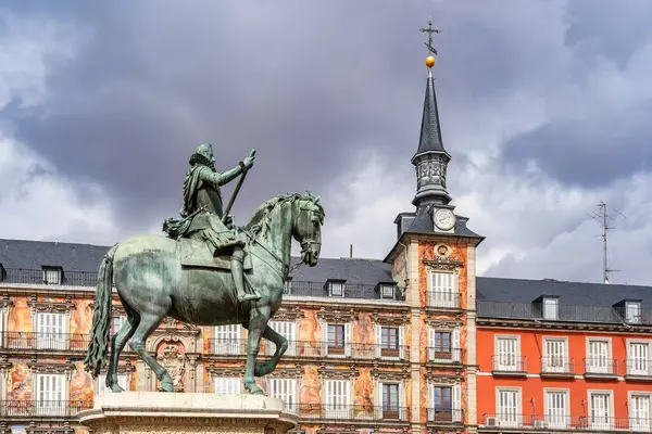 Madrid Plaza Belediye Başkanı, Kral 3. Felipe 'nin Binicilik Anıtı' na yakın durun.