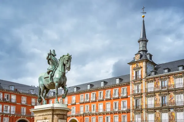 Madrid Plaza Belediye Başkanı, Kral 3. Felipe 'nin Binicilik Anıtı' na yakın durun.