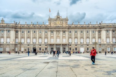 Madrid, İspanya - 03.10.2025: Madrid Kraliyet Sarayı 'nın dramatik bulutlu gökyüzü altında büyük neoklasik mimari.