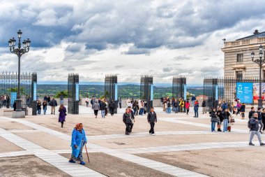 Madrid, İspanya - 03.10.2025: Turistler Madrid Kraliyet Sarayı dışındaki plazanın panoramik manzarasının keyfini çıkarıyorlar