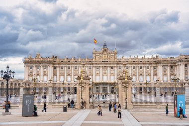 Madrid, İspanya - 03.10.2025: Madrid Kraliyet Sarayı 'nın dramatik bulutlu gökyüzü altında büyük neoklasik mimari.
