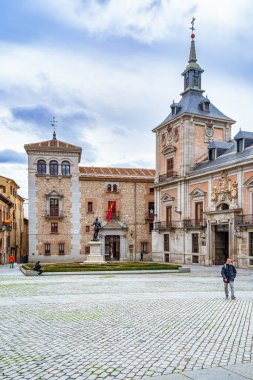 Madrid, İspanya - 03.10.2025: Casa de la Villa ve Casa de Cisneros 'un tarihi mimarisi ve Plaza de la Villa' daki kaldırım taşı sokakları