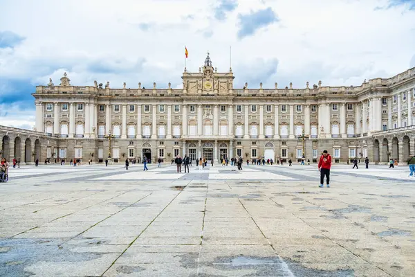 Madrid, İspanya - 03.10.2025: Madrid Kraliyet Sarayı 'nın dramatik bulutlu gökyüzü altında büyük neoklasik mimari.