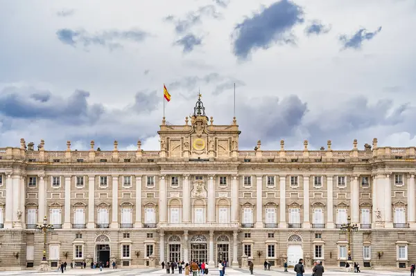Madrid, İspanya - 03.10.2025: Madrid Kraliyet Sarayı 'nın dramatik bulutlu gökyüzü altında büyük neoklasik mimari.