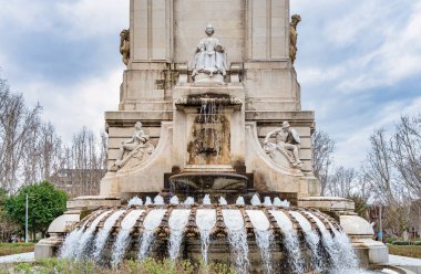 Madrid, Plaza de Espana 'da bulunan Miguel de Cervantes Anıtı' nın çeşmesiyle birleşin.