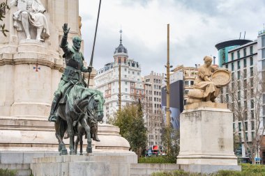 Madrid, İspanya - 03.10.2025: Plaza de Espana, Madrid 'deki Don Kişot ve Sancho Panza Anıtı
