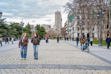 Madrid, İspanya - 03.10.2025: Kraliyet Sarayı yakınlarında yürüyüş yapan yerli ve turistlerle dolu kalabalık yaya geçidi (Palacio Real de Madrid )