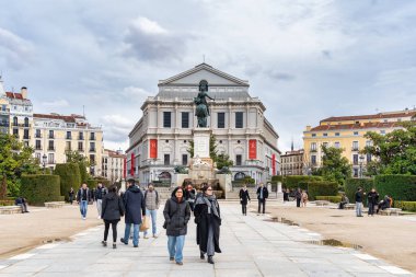 Madrid, İspanya - 03.10.2025: Royal Palace (Palacio Real de Madrid) ve Teatro Real opera binası yakınlarında yürüyüş yapan yerli ve turistlerle dolu kalabalık yaya geçidi.